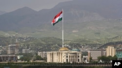 Государственный флаг Таджикистана на вершине 165-метрового флагштока в столице страны Душанбе (архивное фото)