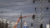 Киев: ремонт высоковольтной линии электропередач, поврежденной в результате российского обстрела (архивное фото) 
