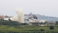 Asap membubung dari lokasi serangan udara oleh Israel di Desa Tayr Harfa, di selatan Lebanon, Sabtu, 26 April 2024. (Foto: Kawnat Haju/AFP)