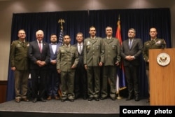 Ambasador SAD pozira za fotografiu sa pripadnicima Vojske Srbije tokom svečane dodele američkih vojnih medalja JSAM, u američkoj ambasadi u Beogradu, 17. aprila 2024. (Foto: FoNet)