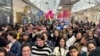 资料照片：纽约市宾夕法尼亚车站各个族裔的通勤者。（2023年12月9日）