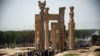 نمایی از بازدید پرشور ایرانیان از بناهای تاریخی و ملی - تخت جمشید