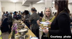 Acara buka puasa bersama gratis di masjid Indonesia IMAAM Center di Silver Spring, Maryland menyediakan makanan Indonesia (dok: VOA)