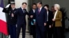 法国总统马克龙（左二）与欧盟委员会主席乌尔苏拉·冯德莱恩（右）在与中国国家主席习近平举行三方会谈后走出巴黎爱丽舍宫。（2024年5月6日）