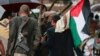팔레스타인 국기를 두르고 이스라엘 반대 집회에 참석 중인 후티 반군 지지자들의 모습. (자료화면)