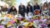 นายกรัฐมนตรีออสเตรเลีย แอนโธนี อัลบาเนซี ร่วมวางดอกไม้หน้าห้างที่เกิดเหตุ เพื่อรำลึกถึงเหยื่อในเหตุการณ์คนร้ายใช้มีดแทงที่ห้างสรรพสินค้าในนครซิดนีย์ ออสเตรเลีย