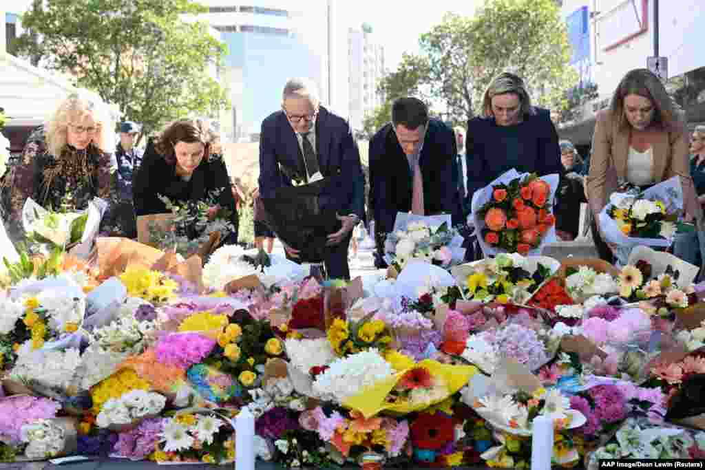Австралискиот премиер Ентони Албанес и премиерот на Нов Јужен Велс, Крис Минс, им се придружуваат на другите политичари додека полагаат цвеќе на местото на убиствата во саботата на Бонди Јункшн, Сиднеј.