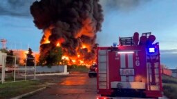 Фотография, опубликованная губернатором Севастополя Михаилом Развожаевым 29 апреля 2023 года: дым и пламя поднимаются из горящей топливной базы в Севастополе, Крым.