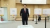 지난 5일 윤석열 한국 대통령이 부산에서 사전투표를 하고 있다.