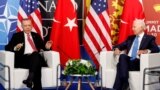 Джо Байден и Реджеп Эрдоган беседуют в кулуарах саммита НАТО в Мадриде, 29 июня 2022 года