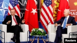 Джо Байден и Реджеп Эрдоган беседуют в кулуарах саммита НАТО в Мадриде, 29 июня 2022 года