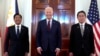 페르디난드 마르코스 필리핀 대통령(사진 맨 왼쪽)과 조 바이든 미국 대통령(중앙), 기시다 후미어 일본 총리(맨 오른쪽)가 11일 백악관에서 3자 정상회담에 앞서 포즈를 취하고 있다.