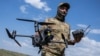 Украинский боец с беспилотником в руках (архивное фото)