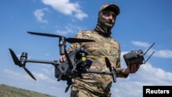 Украинский боец с беспилотником в руках (архивное фото)
