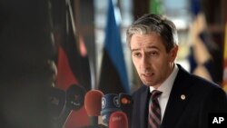 FILE - Perdana Menteri Irlandia Simon Harris berbicara kepada media setibanya di Brussels, Kamis, 18 April 2024, untuk menghadiri pertemuan puncak Uni Eropa. (AP/Harry Nakos)