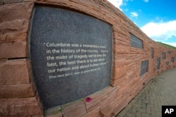 Sebuah plakat dengan kutipan dari Presiden Bill Clinton ditampilkan pada dinding di Columbine Memorial, 17 April 2024, di Littleton, Colorado (AP/David Zalubowski)