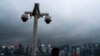 홍콩 빅토리아항에 설치된 감시카메라를 한 방문객이 쳐다보고 있다. (자료사진)