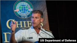 美军印太司令部司令海军上将约翰·阿奎利诺（John Aquilino）2023年8月15日在斐济印太防长年度会议上发言。（美军印太司令部照片）