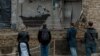 Rusiya ordusunun atdığı bomba ilə dağıdılmış yaşayış binasının divarında britaniyalı rəssam Benksinin çəkdiyi əsəri izləməyə gəlmiş insanlar.&nbsp;Borodyanka, Xarkiv vilayəti, Ukrayna.<br />
<br />
<br />
&nbsp;