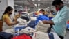資料照片: 2022年2月9日印度一家紡織廠工人在包裝衣服前進行品質檢查