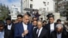伊朗外长阿卜杜拉希扬在大马士革同叙利亚外长梅克达德行走交谈。（2024年4月8日）
