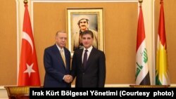 Erdoğan IKBY Başkanı Neçirvan Barzani ile KDP’nin kurucusu ve aynı zamanda dedesi olan Molla Mustafa Barzani’nin fotoğrafı önünde poz verdi.