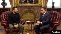 Presiden Ukraina Volodymyr Zelenskyy (kiri) berbicara dengan Ketua DPR AS Mike Johnson dalam pertemuan di Washington, pada 12 Desember 2023. (Foto: Ukrainian Presidential Press Service/Handout via Reuters)