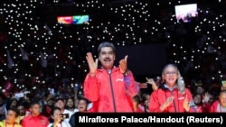니콜라스 마두로(가운데) 베네수엘라 대통령이 16일 열린 통합사회주의당(PSUV) 전당대회에서 대선 후보 지명을 수락한 후 지지자들의 환호에 답하고 있다.(자료사진)