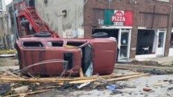 Sebuah mobil terbalik setelah tornado menerjang wilayah Sulphur, Oklahoma, pada 28 April 2024. (Foto: AP/Ken Miller)