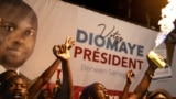 <div>Apoiantes do candidato presidencial da oposição Bassirou Diomaye Faye e do líder da oposição Ousmane Sonko festejam na sede da coligação de Diomaye durante a contagem dos votos, em Liberte 4, Dakar, a 24 de março de 2024.</div>
<div>&nbsp;</div>
