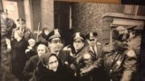На архивном фото полиция города Чикаго задерживает участников беспорядков возле греко-католической церкви Св. Николая, которые требовали освятить воду 19 января 1968 года.