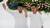 Presiden terpilih Prabowo Subianto dan wakil presiden terpilih Gibran Rakabuming Raka melambai setelah KPU resmi mengumumkan mereka sebagai pemenang pemilu presiden di markas KPU di Jakarta, 24 April 2024. (Foto: REUTERS/Ajeng Dinar Ulfiana)