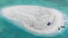 菲律宾海岸警卫队发布照片显示，载有科学家的菲律宾政府船只冲破中国海警船和直升机的阻拦，登上有争议的南中国海铁线礁（Sandy Cay ）。（2024年3月21日）