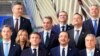 에마뉘엘 마크롱(앞 줄 가운데 왼쪽) 프랑스 대통령을 비롯한 유럽연합(EU) 정상들이 22일 벨기에 브뤼셀에서 단체사진을 찍고 있다. 