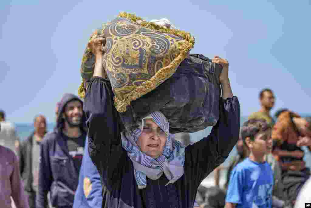 Раселените Палестинци од централниот дел на Појасот Газа се враќаат во северниот дел.