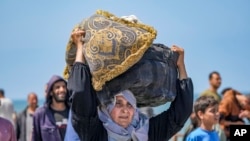 Displaced Palestinians return to northern Gaza Strip&nbsp;from central Gaza Strip.