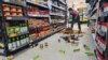 Chai lọ trong một siêu thị ở Nghi Lan rơi vỡ sau trận động đất lớn xảy ra ở phía đông Đài Loan vào ngày 3/4/2024. Đài Loan đã phải hứng chịu hàng trăm dư chấn kể từ đó.