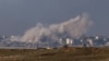 De la fumée s'échappe après des bombardements israéliens sur le nord de Gaza, le 12 décembre 2023.