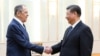 ប្រធានាធិបតី​ចិន​លោក Xi Jinping ចាប់ដៃ​ជាមួយ​នាយករដ្ឋមន្ត្រី​ការបរទេស​រុស្ស៊ី​លោក Sergey Lavrov អំឡុង​កិច្ច​ប្រជុំ​របស់​ពួកគេ​នៅ​ក្នុង​ទីក្រុងប៉េកាំង​ប្រទេស​ចិន​កាលពី​ថ្ងៃទិ​០៩ មេសា ឆ្នាំ២០២៤។(Russian Foreign Ministry/Handout via Reuters)