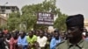 Мужчина держит плакат с требованием к солдатам армии США покинуть Нигер без переговоров во время демонстрации в Ниамее, 13 апреля 2024 года.