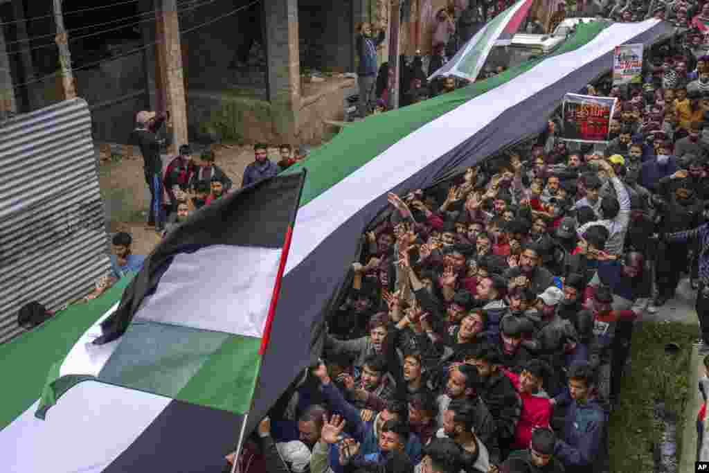 بھارت کے زیرِ انتظام کشمیر کے صدر مقام سرینگر میں فلسطینیوں سے اظہارِ یکجہتی کے لیے ریلی نکالی گئی۔