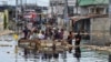 Neuf des 12 départements du pays restent toujours "sous les eaux" et "au total 1,8 million de personnes sont touchées" par les inondations.