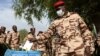 Um soldado chadiano vota antecipadamente durante as eleições presidenciais previstas para 6 de maio, em N&#39;djamena, no Chade, a 5 de maio de 2024.