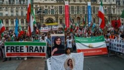 2023年9月16日伊朗馬赫薩·阿米尼逝世一週年之際，示威者在巴黎市政廳前參加反對伊朗政權的抗議活動