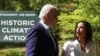 Президент Джо Байден и конгрессвумен Александрия Окасио-Кортес участвуют в мероприятии, посвященном Дню Земли, во время посещения парка в Вирджинии, 22 апреля 2024 года. 