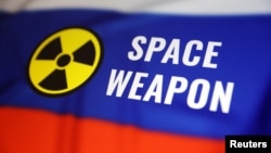 ARHIVA - Ilustracija na kojoj se vidi zastava Rusije sa nuklearnim simbolom i rečima "svemirsko oružje" na engleskom jeziku