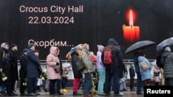 俄羅斯民眾為哀悼莫斯科克羅庫斯城音樂廳恐怖攻擊死難者排隊獻花。 （2024年3月24日）