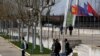 Tres guardias civiles españoles y un oficial de Europol caminan fuera de la sede de la federación de fútbol después de buscar pruebas en una investigación de corrupción, en las Rozas, España, el 20 de marzo de 2024. 