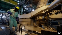 Iranda bir dəmir-polad zavodunda işləyən işçi