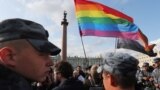Российские полицейские блокируют участников акции ЛГБТ-сообщества в центре Санкт-Петербурга. Россия (архивное фото)